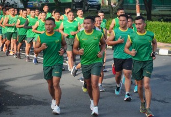 Lari bersama prajurit Yonarmed 11 Kostrad, Selasa (27/2)