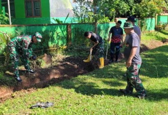 Pembuatan saluran air di SD Panaikang 