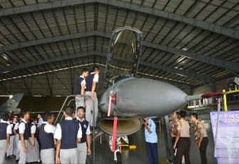 Pelajar SMA Pradita Dirgantara saat mengunjungi Lanud Iswahjudi, Rabu (28/2)