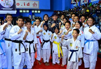 Kasal Laksamana TNI Muhammad Ali foto bersama atlet karateka di GOR Tanjung Priok Jakarta Utara, Jum'at (1/3)