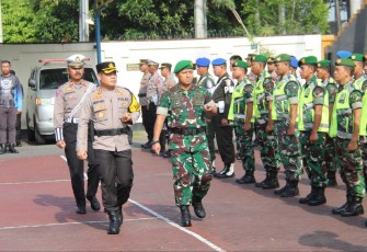 Dandim 0806/Trenggalek Letkol Czi Yudo Aji Susanto saat pengecekan pasukan