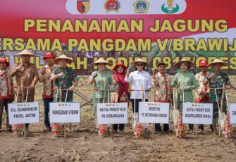 Pangdam V Brawijaya Mayjen TNI Rafael Granada Baay saat satuan jagung di Kabupaten Gresik, Minggu (3/3)