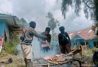 Barbeque Party Satgas 330 Bersama Warga Intan Jaya 