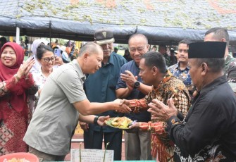 Danrem 031/WB Brigjen TNI Dany Racka saat memberikan nasi tumpeng dalam reuni sesepuh Yonif 132/BS di Kabupaten Kampar, Minggu (3/3)