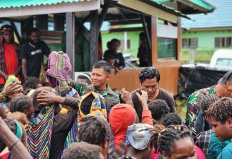 Pesta rakyat dan doa bersama satgas Yonif 330 Tri Dharma peringati HUT Ke 63 Kostrad di Kabupaten Intan Jaya, Rabu (6/3)