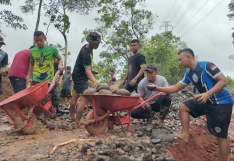 Gotong royong angkut batu bersama masyarakat 