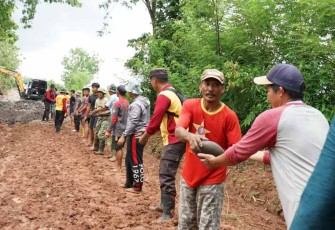 Semangat kebersamaan masyarakat desa Panaikang mensukseskan program TMMD Kodim Gowa