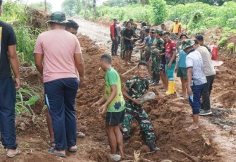 Gotong royong masyarakat bersama satgas TMMD Kodim Gowa 