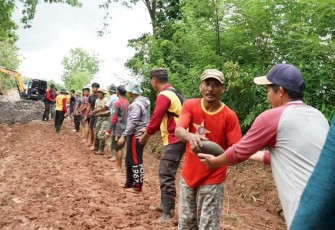 Semangat gotong royong masyarakat desa Panaikang bersama prajurit Kodim Gowa dalam program TMMD ke 119 tahun 2024