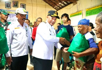 Penyerahan  bantuan untuk korban banjir dan kebakaran 