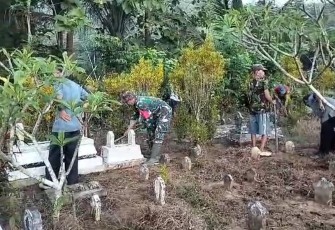 Pembersihan makam bersama warga binaan