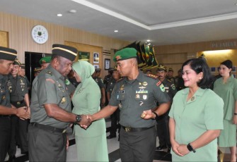 Kasdam XVIII Kasuari Brigjen TNI Yusuf Ragainaga saat memberikan ucapan selamat kenaikan pangkat prajuritnya, Senin (1/4)