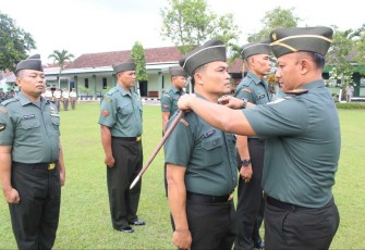 Dandim 0806/Trenggalek Letkol Czi Yudo Aji Susanto saat menyematkan kenaikan pangkat prajuritnya 