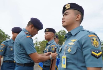Danwing udara 1 Puspenerbal Kolonel Laut (P) Gugus Wahyu Setyo Utomo saat menyematkan kenaikan pangkat prajuritnya, Senin (1/4)