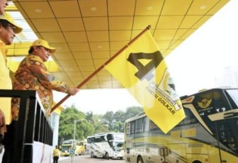 Ketum Partai Golkar Airlangga Hartarto saat melepas rombongan mudik gratis di DPP Golkar Slipi, Jakarta 