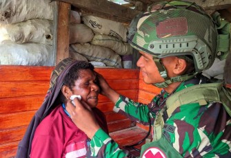 Prajurit Condromowo berikan pelayanan kesehatan warga perbatasan 