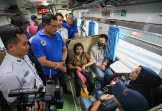 Pj Gubernur Jateng Nana Sudjana meninjau mudik gratis warga di salah satu kereta di stasiun Pasar Senen Jakarta, Minggu (7/4)