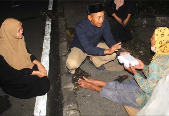 Danmenarmed 2 Kostrad Letkol Arm Siswo Budiarto bersama ibu saat memberikan santap sahur warga kota Malang, Senin (8/4)