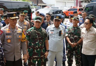 Danrem 081/DSJ Kolonel Inf H. Sugiyono mendampingi Pangdam V Brawijaya di Ngawi, Senin (8/4)