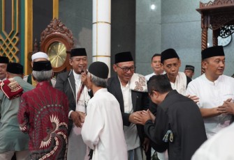 Wali Kota Cilegon Helldy Agustian saat bermaaf-maafan usai sholat ied 
