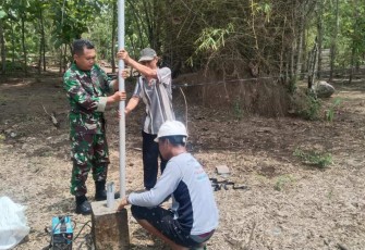 Pasang tiang lampu TL di wilayah desa binaan 