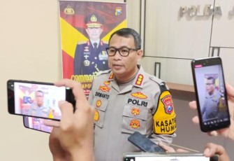 Kabid Humas Polda Jatim Kombes Dirmanto saat memberikan keterangan pers 