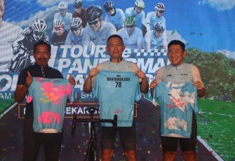 Kapolda Jatim Irjen Pol Imam Sugianto launching balap sepeda Tour de Panderman, Sabtu (20/4)