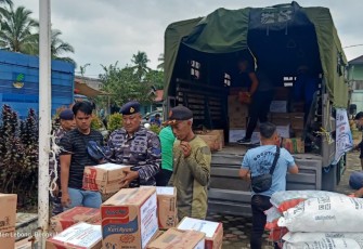 Penyerahan bantuan untuk masyarakat terdampak banjir dan longsor 