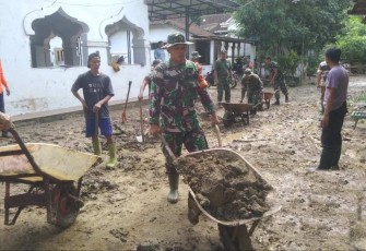 Kerja bakti pasca banjir di wilayah desa binaan 