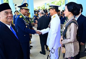 Wakasal Laksdya TNI Erwin S Aldedharma memberikan ucapan selamat kepada Kasau, Senin (22/4)
