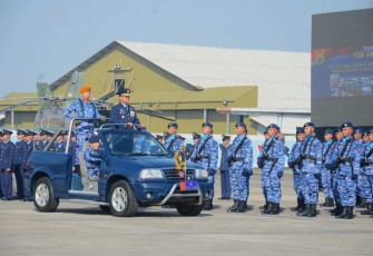 Kadislitbangau Marsekal Pertama TNI Tjatur Pudji Handojo saat pengecekan prajurit dalam upacara HUT ke 78 TNI AU di Bandung, Senin (22/4)