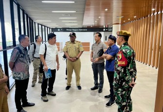 Kunjungan Direktur C Bais Brigjen TNI Mirza Patria (baju putih) saat mengunjungi PLBN Sei Nyamuk, di pulau Sebatik, Kabupaten Nunukan, Kaltara