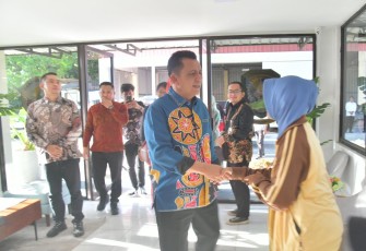 Gubernur Ansar Ahmad Ngobrol Santai dengan Pengguna Rumah Singgah Mahligai Keris