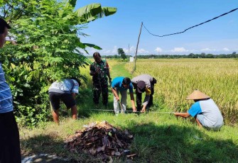 Pengukuran lebar jalan di wilayah desa binaan 