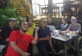 Sekdisdik Kota Depok Sutarno (pojok kanan) bersama insan media dalam acara halalbihalal KJD di kedai Lekker, Senin (29/4)