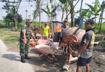 Bangun jalan di wilayah desa binaan 