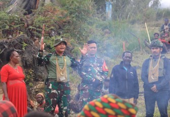 Dansatgas Yonif 509/BY Letkol Inf Dian D Setyadi saat memberikan sambutan dalam acara bakar batu di Kampung Mamba