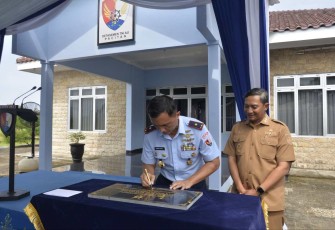Danlanud Iswahjudi Marsma TNI Firman Dwi Cahyono, M.A., saat meresmikan fasilitas detasemen di Pacitan 