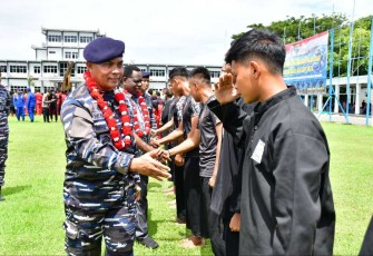 Danlantamal XIV Sorong Laksma TNI Deny Prasetyo memberikan selamat bertanding peserta