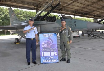 Danlanud Iswahjudi Marsma TNI Firman Dwi Cahyono bersama Kapten Pnb Maulana Zulfiqar