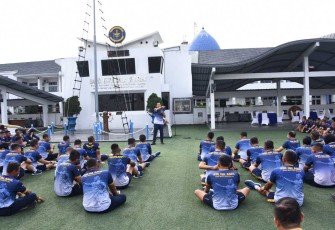 Pangkolinlamil Laksda TNI Hudiarto Krisno Utomo saat memberikan pengarahan 