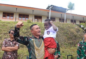 Dansatgas Yonif 509 Kostrad Letkol Inf Dian D Setyadi gendong pelajar