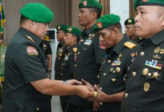 Pangdam XVI Pattimura Mayjen TNI Syafrial menyerahkan tongkat komando Korem 151/Binaiya 