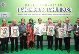Mendes PDTT Abdul Halim Iskandar foto bersama saat rakor transmigrasi di Makassar Sulsel