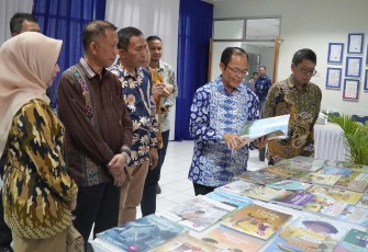 Sekertaris Badan Bahasa Kemendikbudristek Hafidz Muksin meninjau buku bacaan untuk satuan pendidikan 