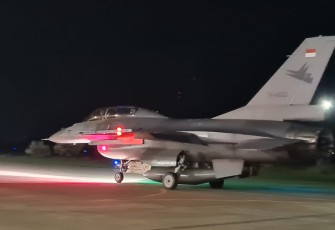 Latihan terbang malam pesawat F-16 Fighting Falcon Skadron Udara 14