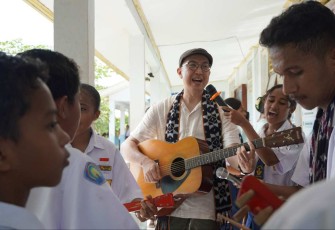 Dirjen PAUD Dikdasmen, Iwan Syahril bernyanyi bersama siswa di Kabupaten Sikka, NTT