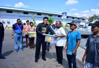 Kasal Laksamana TNI Muhammad Ali memberikan bantuan sosial masyarakat di Jawa Timur 