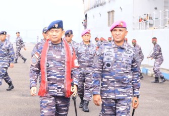 Danguspurla Koarmada III Laksma TNI Wawan Trisatya Atmaja bersama Danlantamal IX Ambon