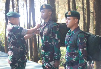 Pangdivif 2 Kostrad Mayjen TNI Anton Yuliantoro saat penyematan tradisi warga baru di Pasuruan